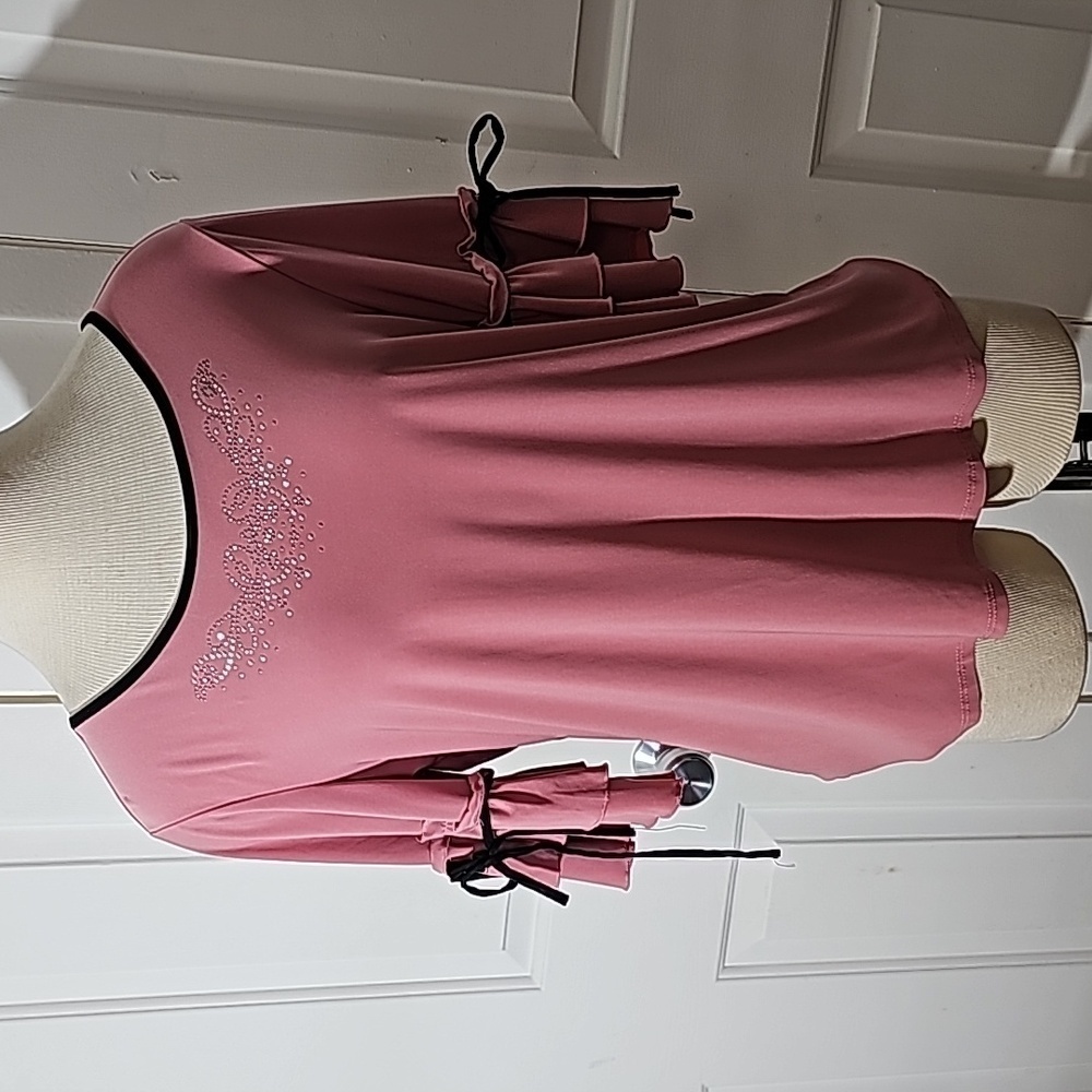 Liz McCoy mauve pink top size medium. Ruffle sleeves‎ black piping
